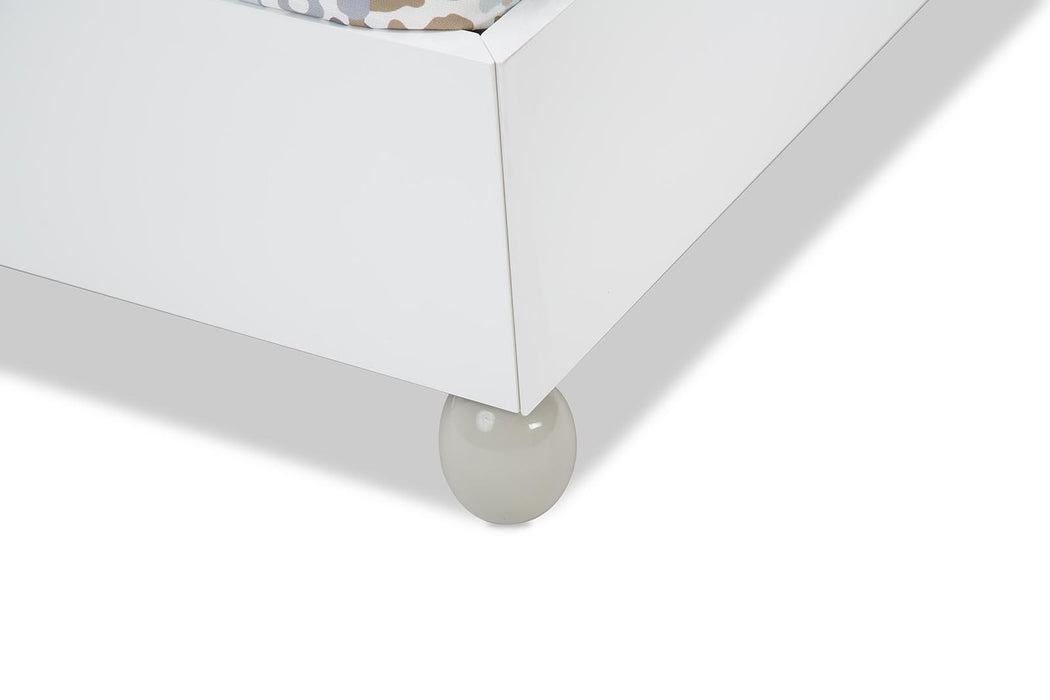 Sky Tower Queen Upholstered Platform Bed In White Cloud