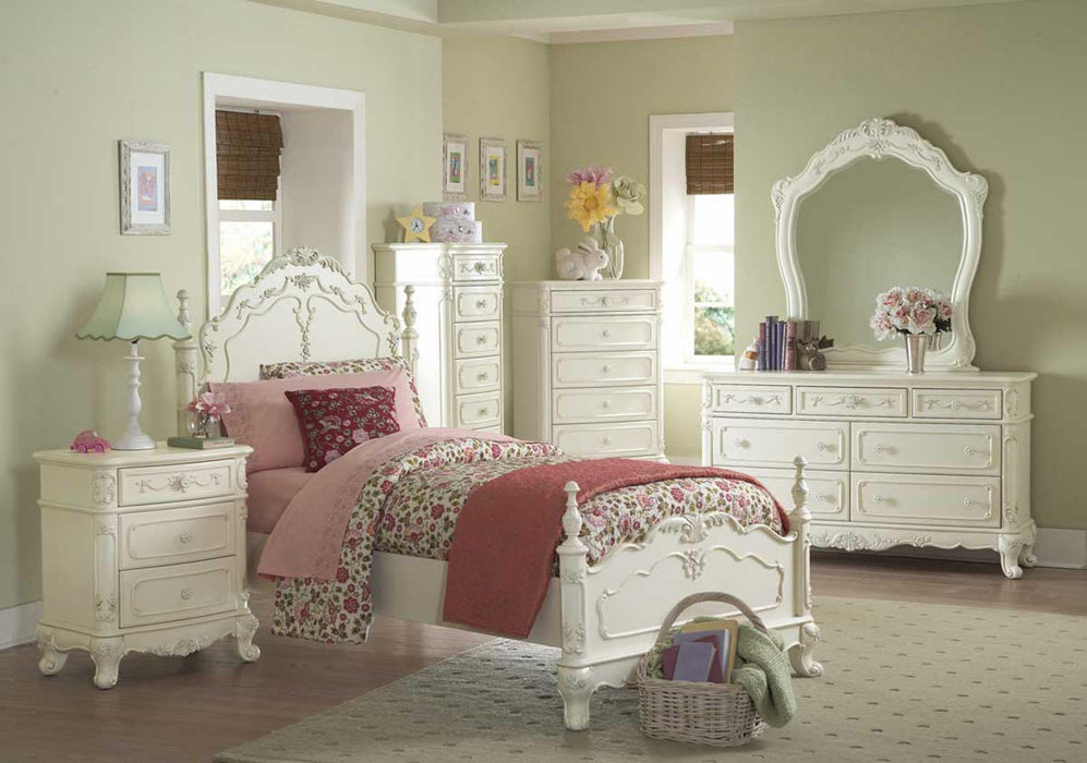 Cinderella Full Poster Bed in Antique White